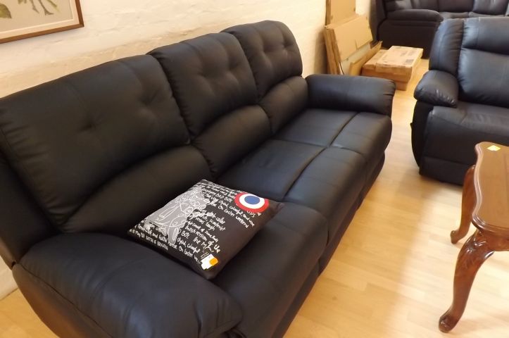 364528-3 Soffgrupp i läder med utfällbart fotstöd + bord