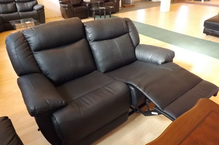 364528-3 Soffgrupp i läder med utfällbart fotstöd + bord