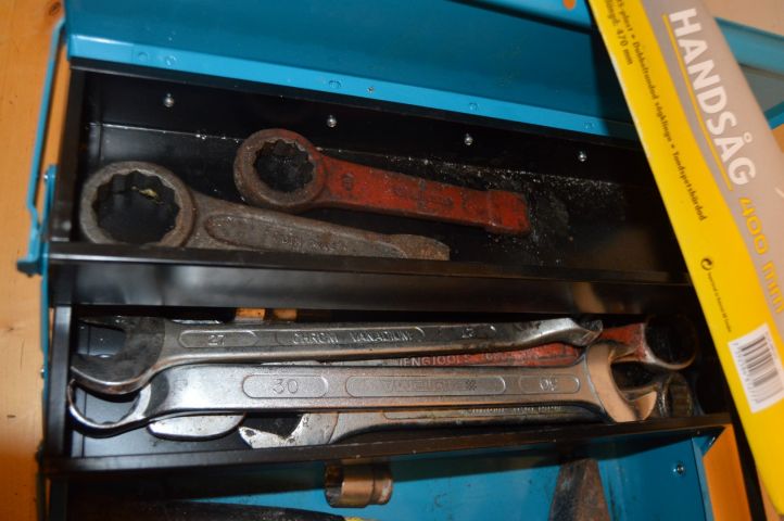 294458-2 Vertygslåda med verktyg, såg, bågfil