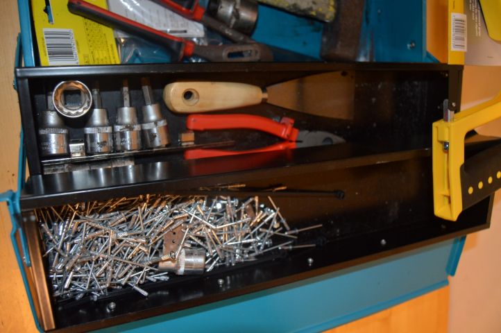 294458-4 Vertygslåda med verktyg, såg, bågfil