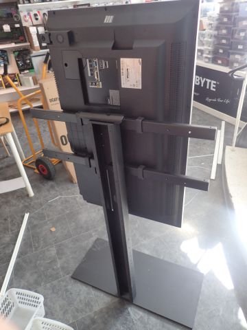 353429-3 Samsung Store display / TV stand