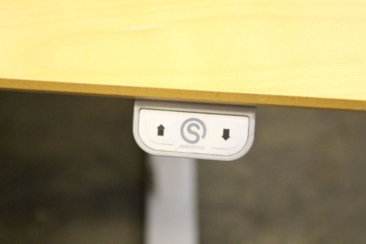 369213-3 Elektriskt höj/sänkbart skrivbord, 160 cm, med kontorstol från Kinnarps