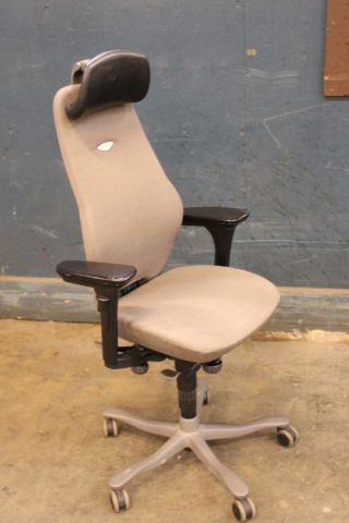 369213-6 Elektriskt höj/sänkbart skrivbord, 160 cm, med kontorstol från Kinnarps