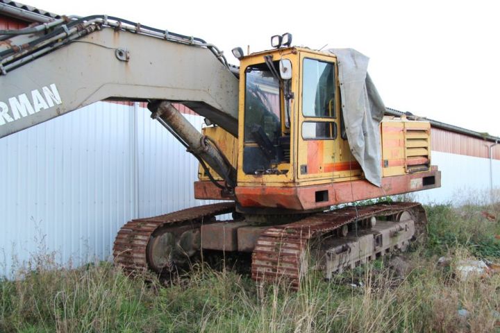 367311-15 Excavator, AKERMAN H14B, SN: 4366. Note only 10,122 hours