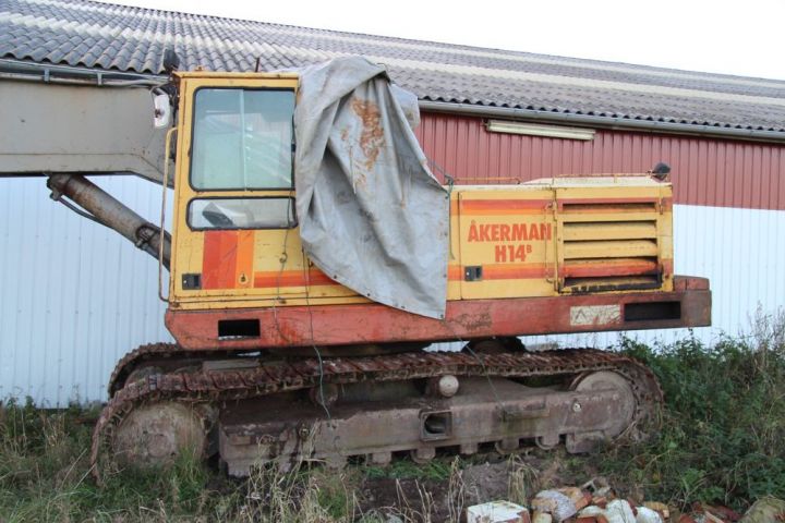 367311-16 Excavator, AKERMAN H14B, SN: 4366. Note only 10,122 hours