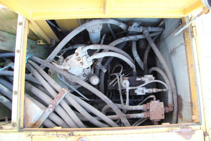 367311-21 Excavator, AKERMAN H14B, SN: 4366. Note only 10,122 hours