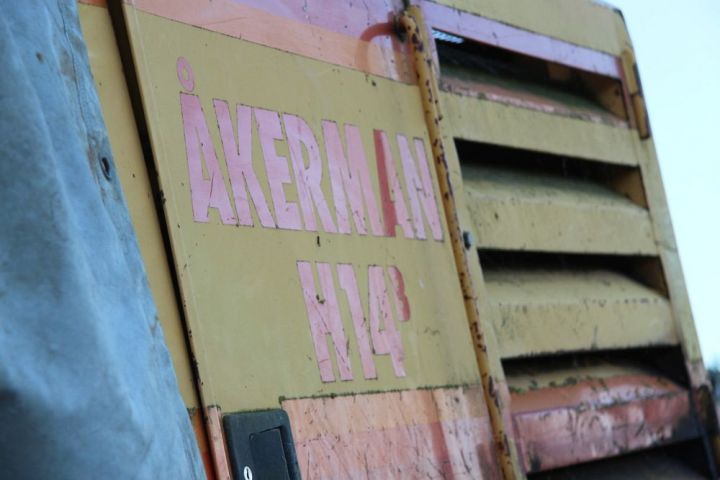 367311-24 Excavator, AKERMAN H14B, SN: 4366. Note only 10,122 hours