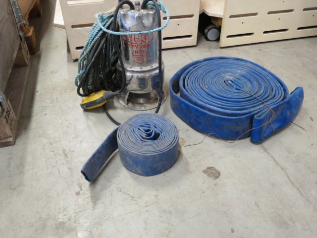 369427--3 Submersible pump and hose