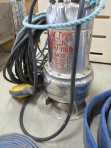369427--1 Submersible pump and hose
