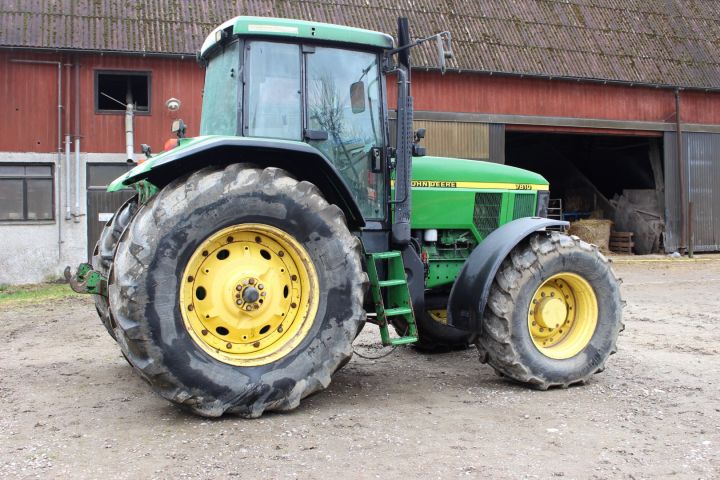 369868--47 John Deere 7810