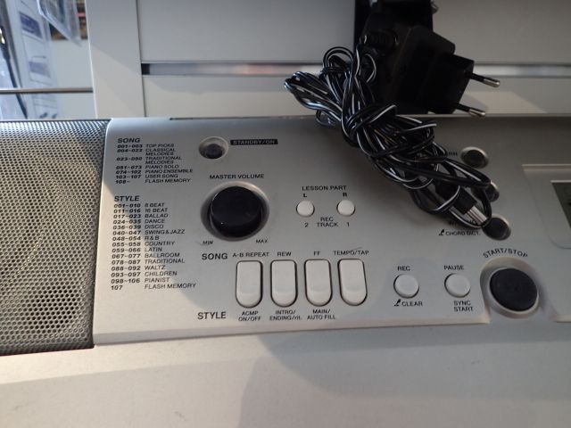 353137-4 Keyboard Yamaha PSR E313