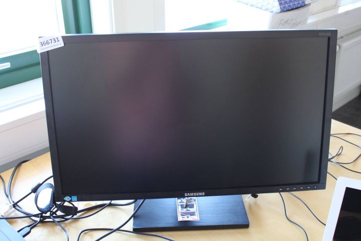 366731--2 Datorskärm Samsung S24C450 med fotoskärmar 2 st