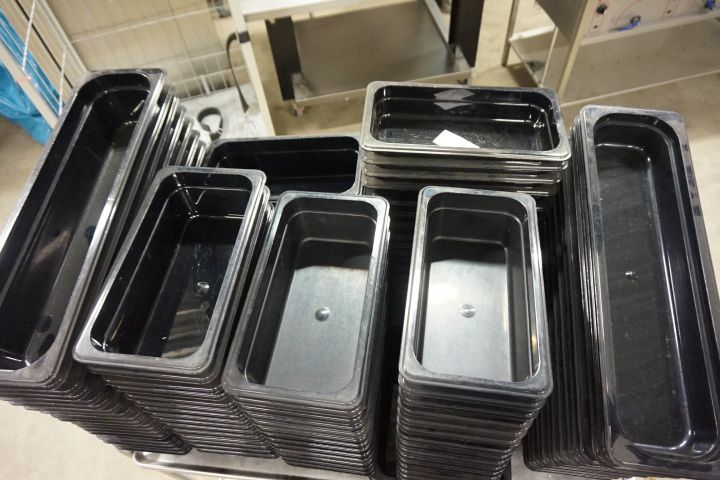 371423--1 Massor av plast kantiner