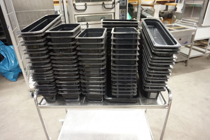 371423--1 Massor av plast kantiner