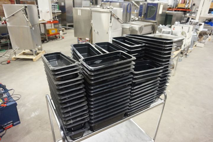 371423--2 Massor av plast kantiner