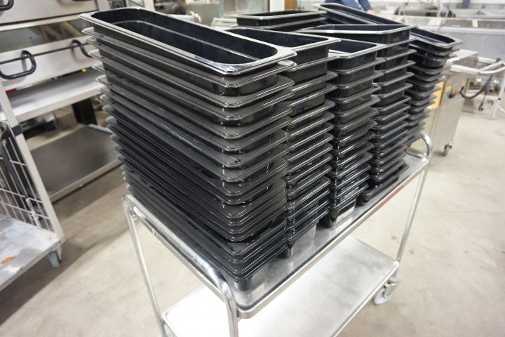 371423--1 Massor av plast kantiner