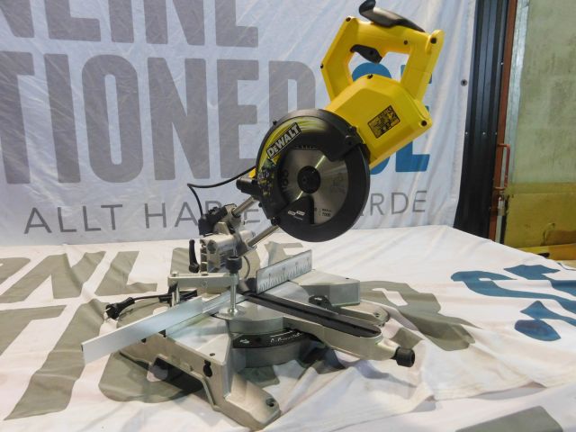 311120-0 Dewalt mitre saw new!