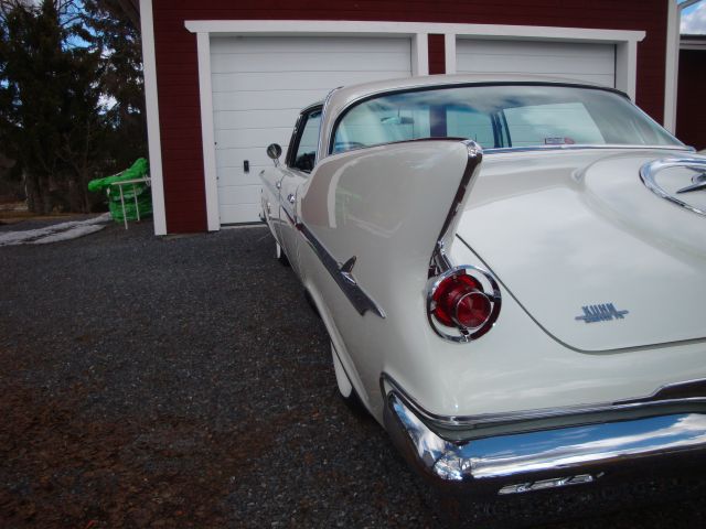 353105--138 Chrysler Imperial -61 i utställningsskick