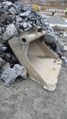 374994-32 Volvo EC240C