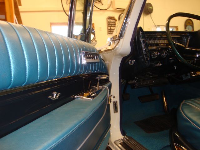 353105--114 Chrysler Imperial -61 i utställningsskick