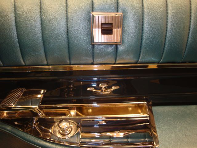 353105--108 Chrysler Imperial -61 i utställningsskick