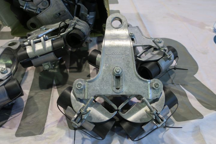 351335-3 Suspension clamp  ECH14 8 pcs. New