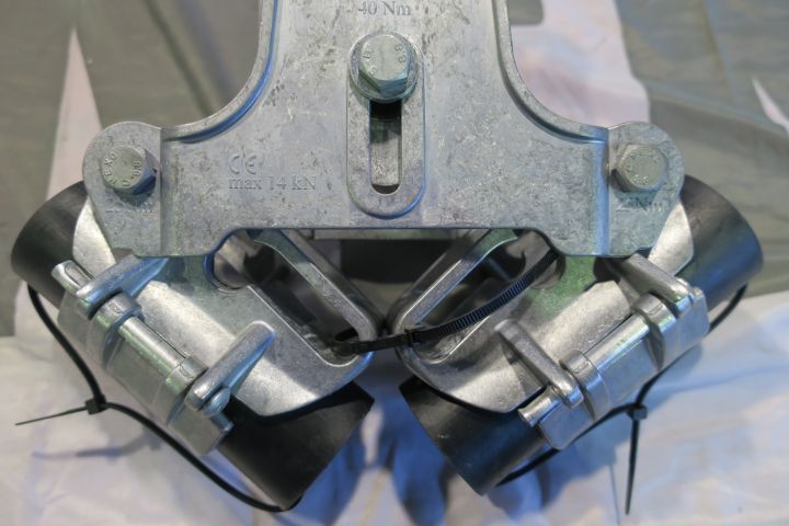 351335-4 Suspension clamp  ECH14 8 pcs. New