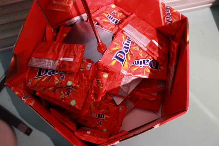 375115-0 Godis av olika märken.