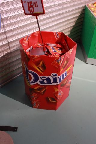 375115-1 Godis av olika märken.