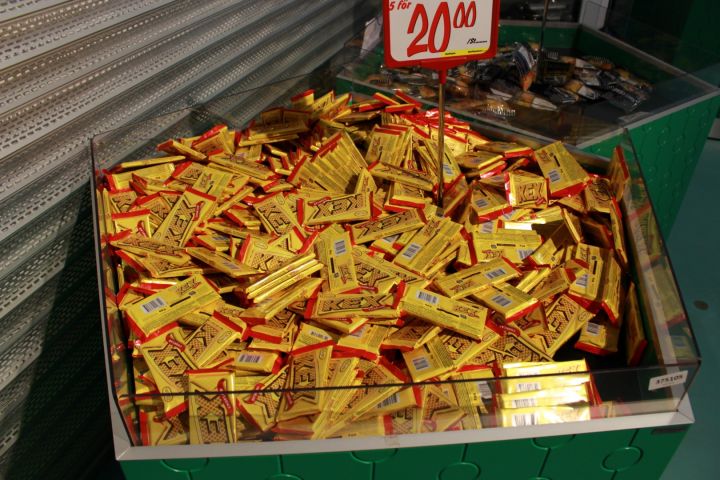 375115-1 Godis av olika märken.