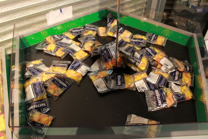 375115-2 Godis av olika märken.