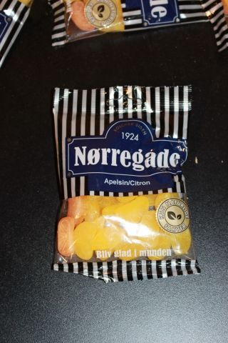 375115-2 Godis av olika märken.