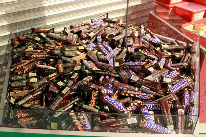 375115-3 Godis av olika märken.