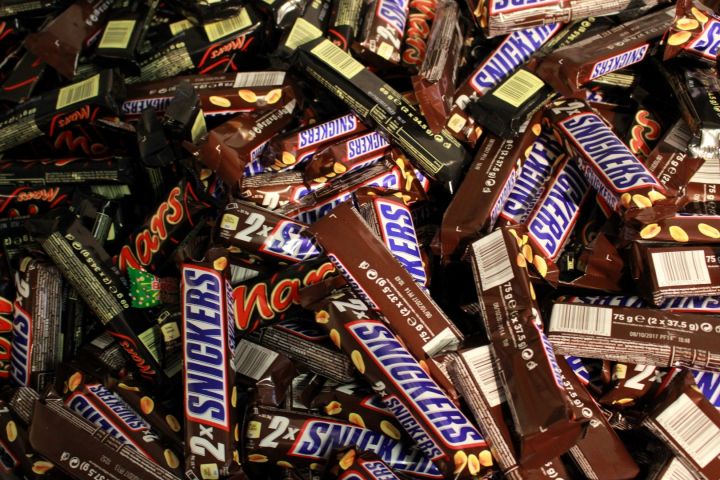 375115-3 Godis av olika märken.