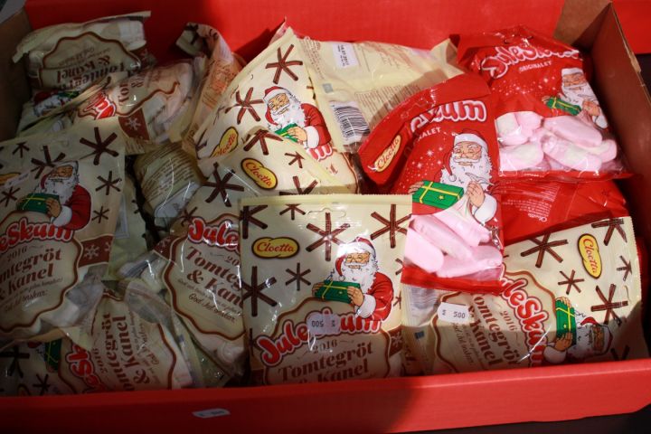 375115-4 Godis av olika märken.