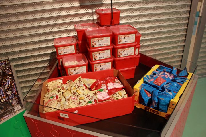 375115-4 Godis av olika märken.