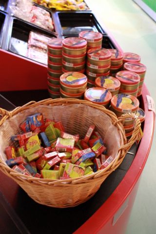 375115-8 Godis av olika märken.