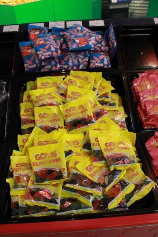 375115-8 Godis av olika märken.