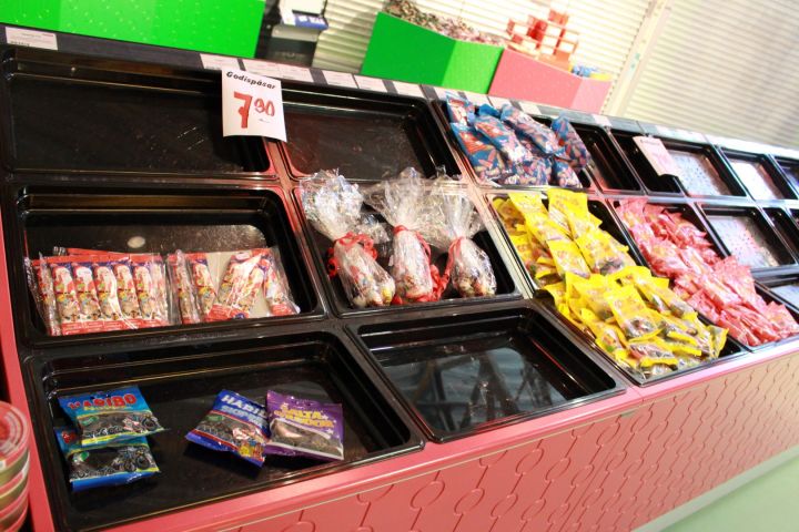 375115-9 Godis av olika märken.