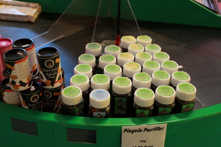 375115-9 Godis av olika märken.