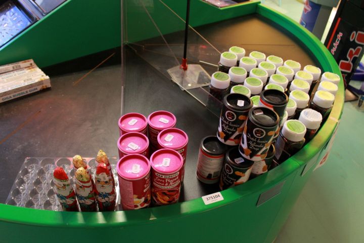 375115-10 Godis av olika märken.