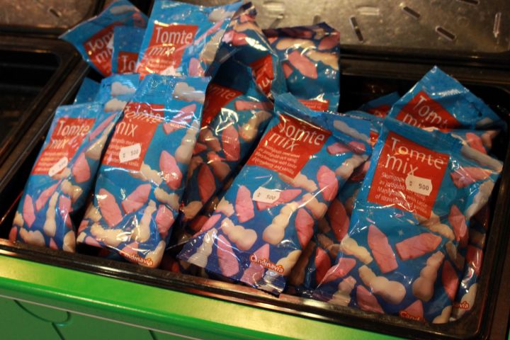 375115-11 Godis av olika märken.