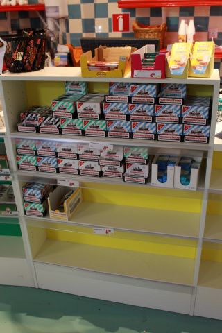 375115-11 Godis av olika märken.