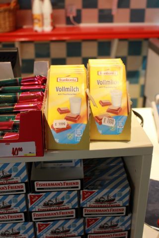 375115-12 Godis av olika märken.