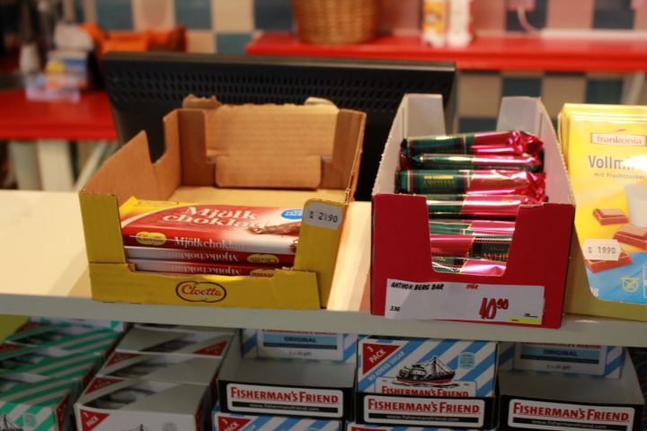 375115-12 Godis av olika märken.