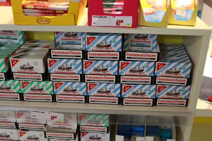 375115-13 Godis av olika märken.