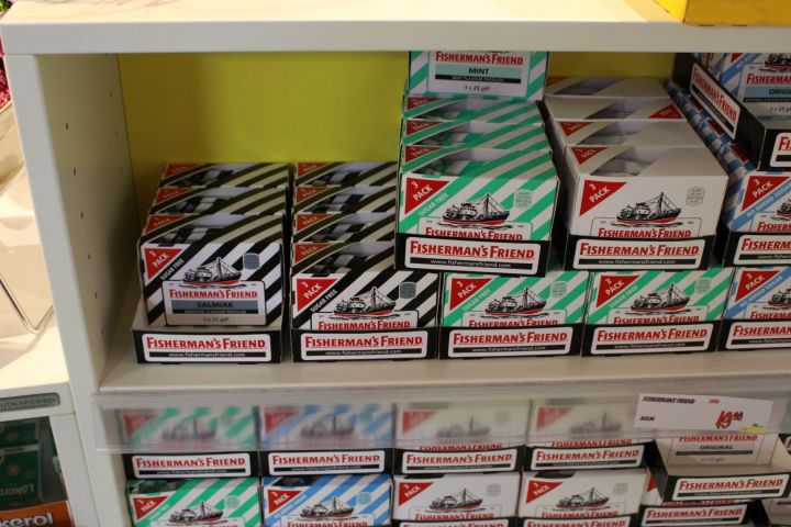 375115-13 Godis av olika märken.