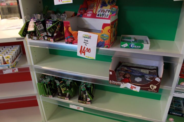 375115-16 Godis av olika märken.