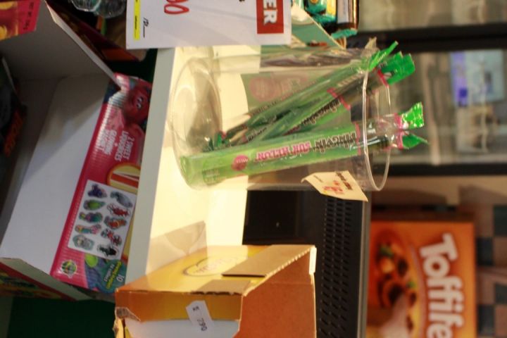 375115-16 Godis av olika märken.