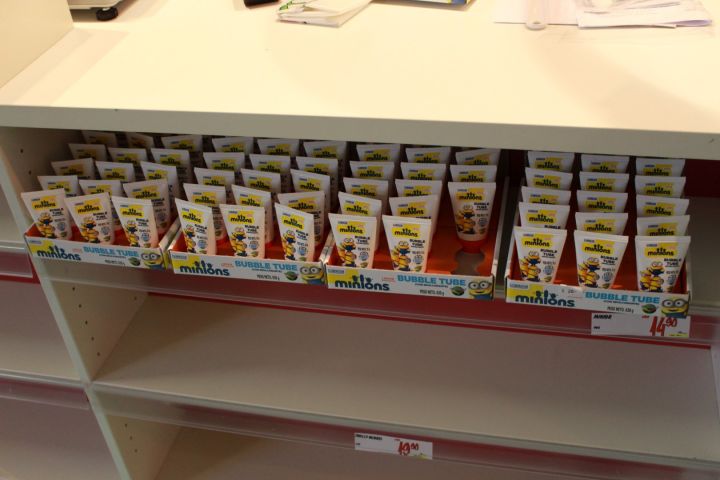 375115-17 Godis av olika märken.